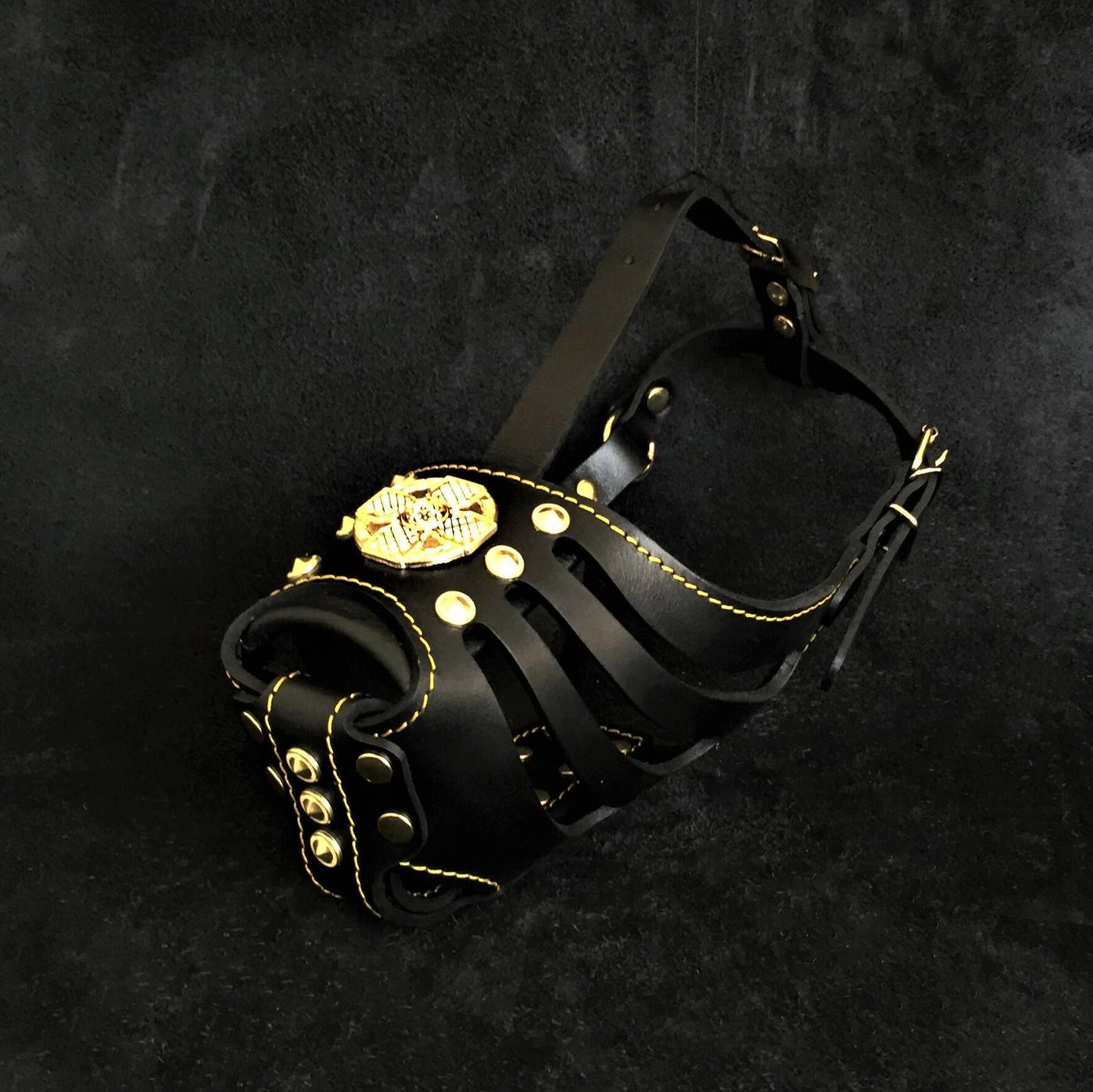 "Maximus" Muselière Panier en Cuir Noir & Or – Bestia